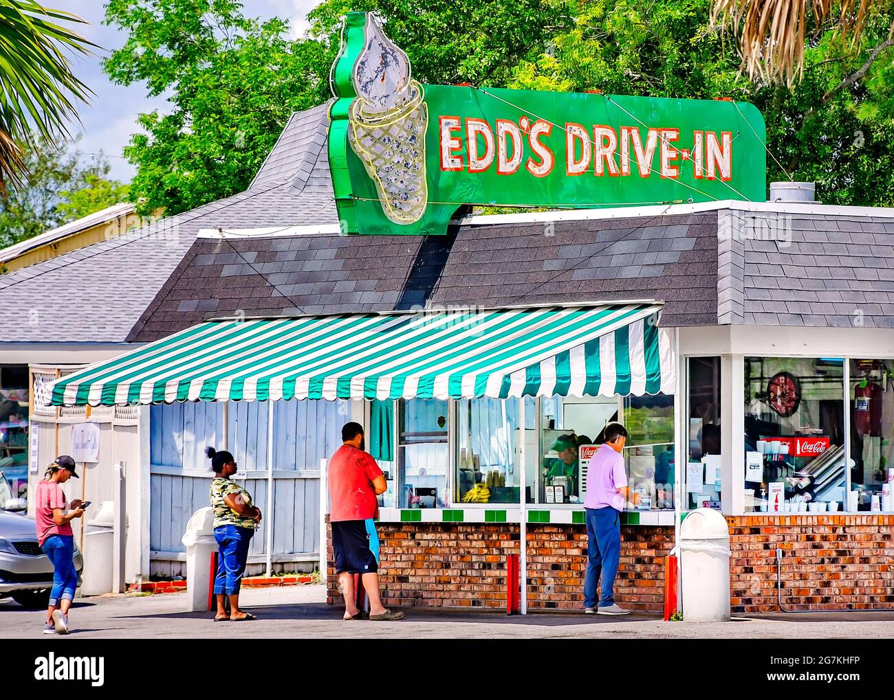 Die Kunden warten auf Bestellungen bei Edd’s Drive-in, 1. Juli 2021, in Pascagoula, Mississippi. EDD’s Drive-in wurde 1953 gegründet. Stockfoto