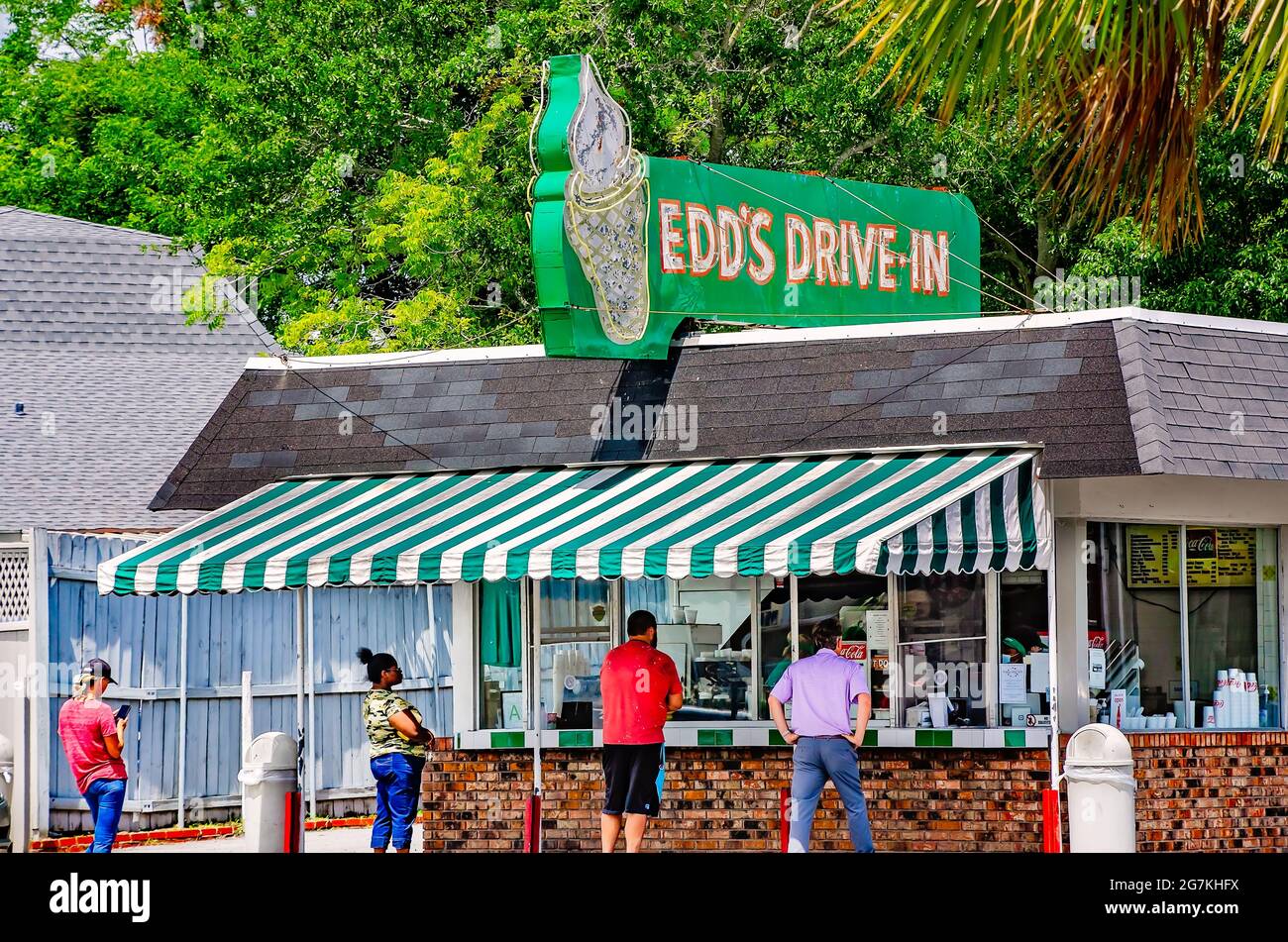 Die Kunden warten auf Bestellungen bei Edd’s Drive-in, 1. Juli 2021, in Pascagoula, Mississippi. EDD’s Drive-in wurde 1953 gegründet. Stockfoto