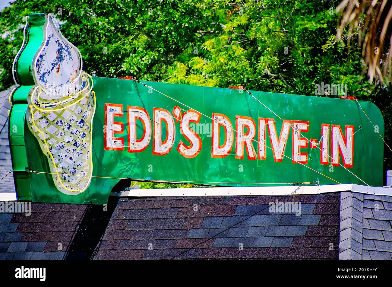 Im Drive-in von EDD ist ein altes Neonschild mit Eiskonus am 1. Juli 2021 in Pascagoula, Mississippi, zu sehen. EDD’s Drive-in wurde 1953 gegründet. Stockfoto