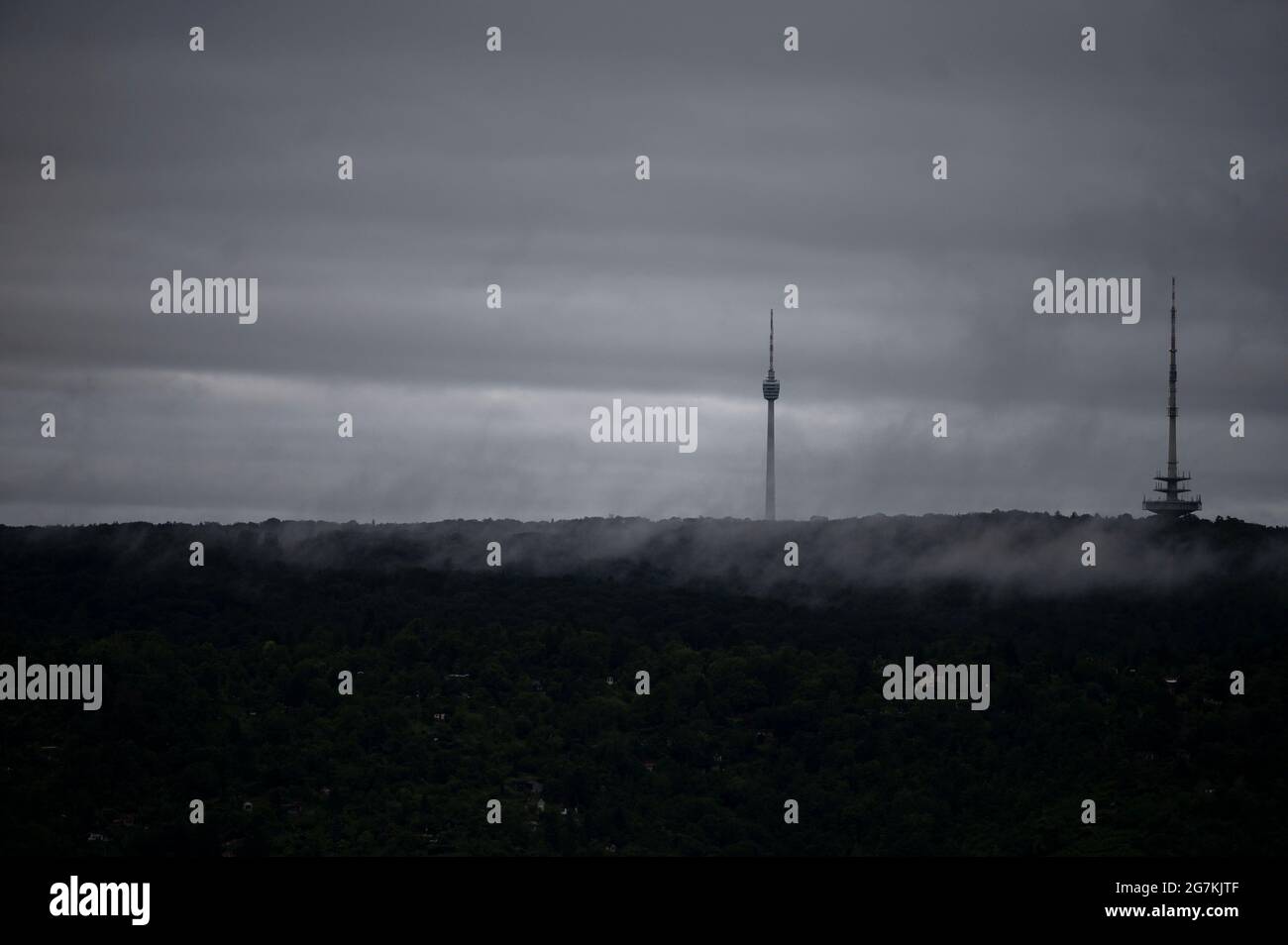 Stuttgart, Deutschland. Juli 2021. Um den Fernsehturm und den Funkturm sind am frühen Morgen Wolken zu sehen. Quelle: Marijan Murat/dpa/Alamy Live News Stockfoto