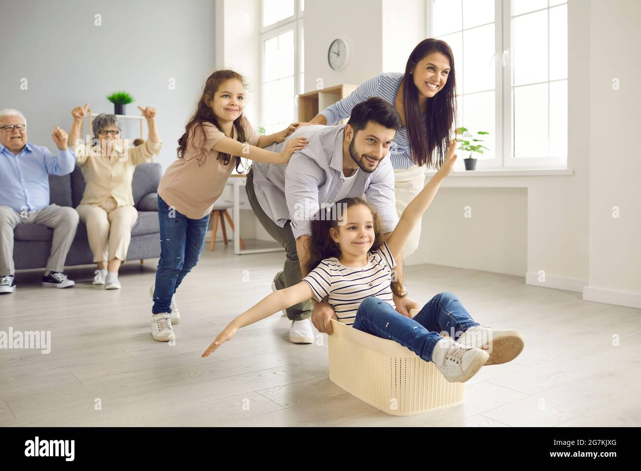 Happy European Family feiert den Tag des Umzugsens in eine neue Wohnung. Stockfoto