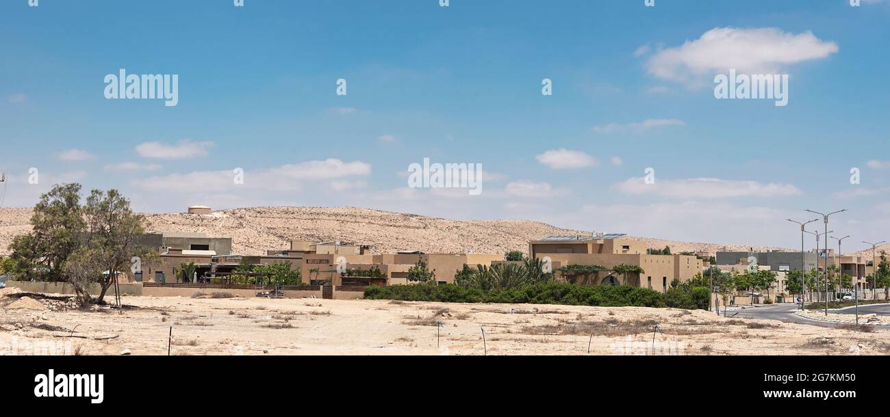 Eine moderne Wüstenstadt im Negev in Israel, wo die Bauarbeiten für das dürde Gebiet geeignet sind, das unentwickeltes Land und einen Wasserbehälter zeigt Stockfoto