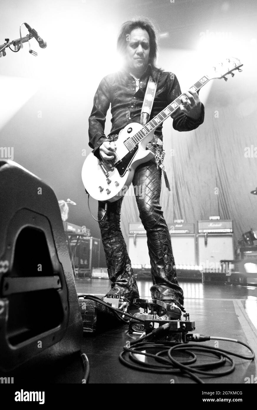 Gitarrist Jeff LaBar von der Haarmetalband Cinderella spielt live am Veranstaltungsort im Horseshoe Casino in Hammond, Indiana, USA. Juli 2010. Am 15. Juli 2021 wurde bekannt gegeben, dass der legendäre Musiker, der für seine explosive und energische Bühnenpräsenz bekannt ist, an unbekannten Ursachen verstorben ist. Stockfoto