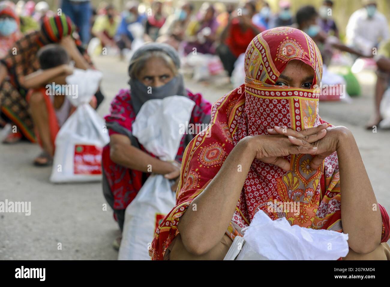 Menschen mit niedrigem Einkommen erhalten während der landesweiten Sperre zur Eindämmung der Ausbreitung des Coronavirus (COVID-19) in Dhaka, Bangladesch, 14. Juli 2021, Nahrungsmittel, die von der Armee von Bangladesch zur Verfügung gestellt werden. Foto von Suvra Kanti das/ABACAPRESS.COM Stockfoto