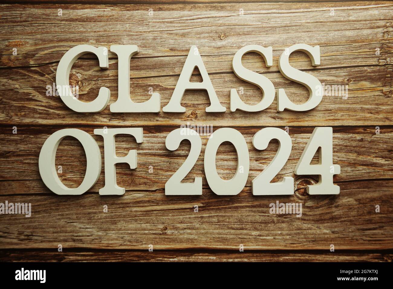 Klasse von 2024 WortAlphabet Buchstaben auf Holzhintergrund