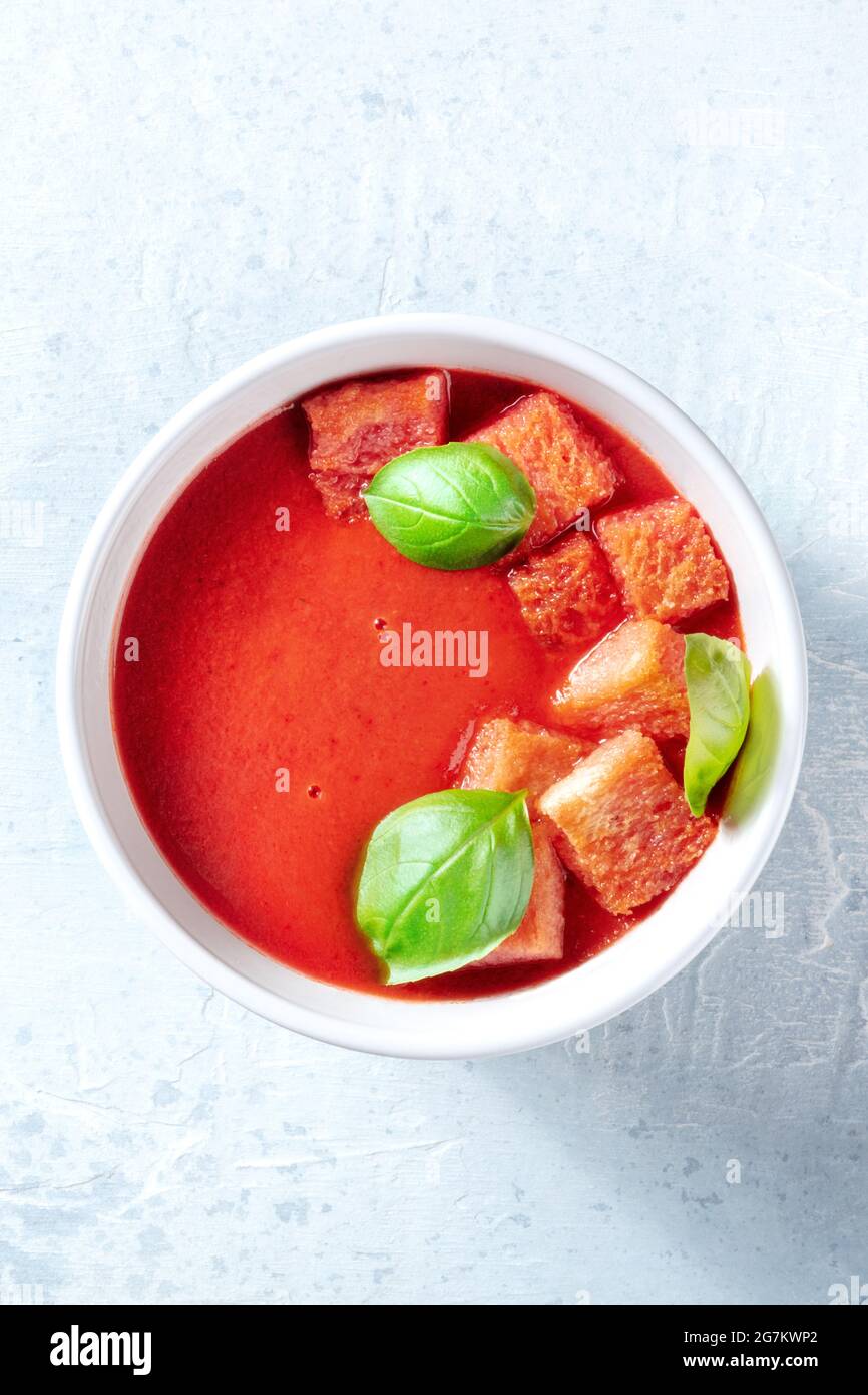 Tomatensuppe mit Basilikumblättern, veganes Detox-Menü aus biologischem  Anbau, Schuss über Kopf. Sommerdiät Stockfotografie - Alamy