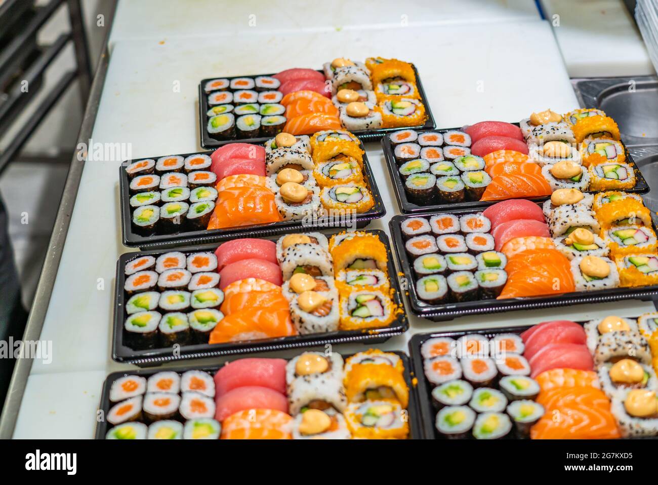 Japanisches Sushi-Essen. Maki und Brötchen mit Thunfisch, Lachs, Garnelen, Krabben und Avocado, verschiedene Sushi auf dem Markt in Tarragona Stockfoto