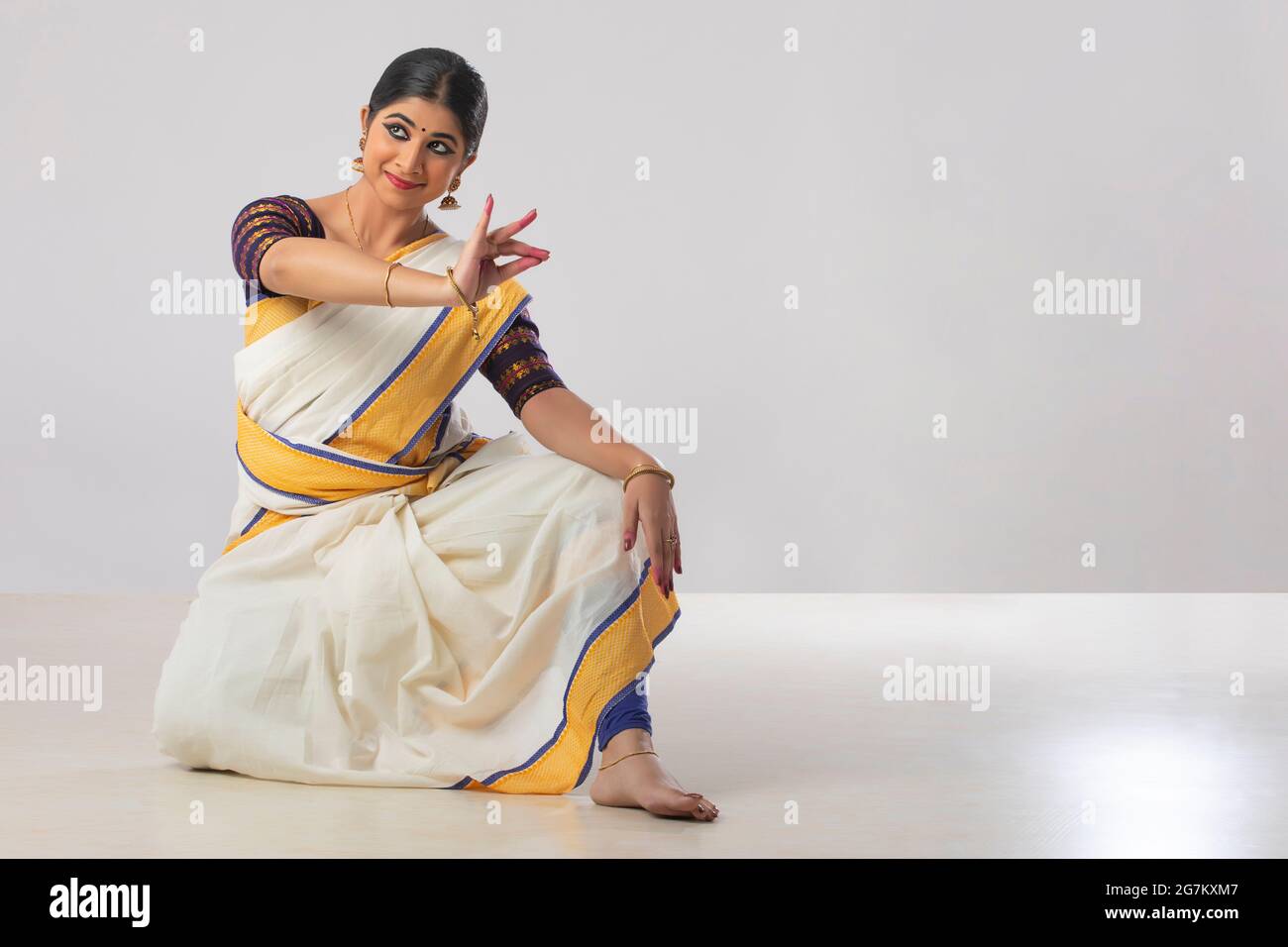 Mohiniattam-Tänzerin schaut seitwärts in Hamsasya mudra Stockfoto