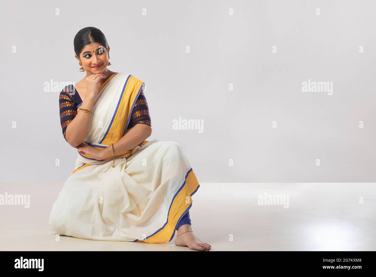 Mohiniattam-Tänzerin blickt seitwärts in Staunen Stockfoto