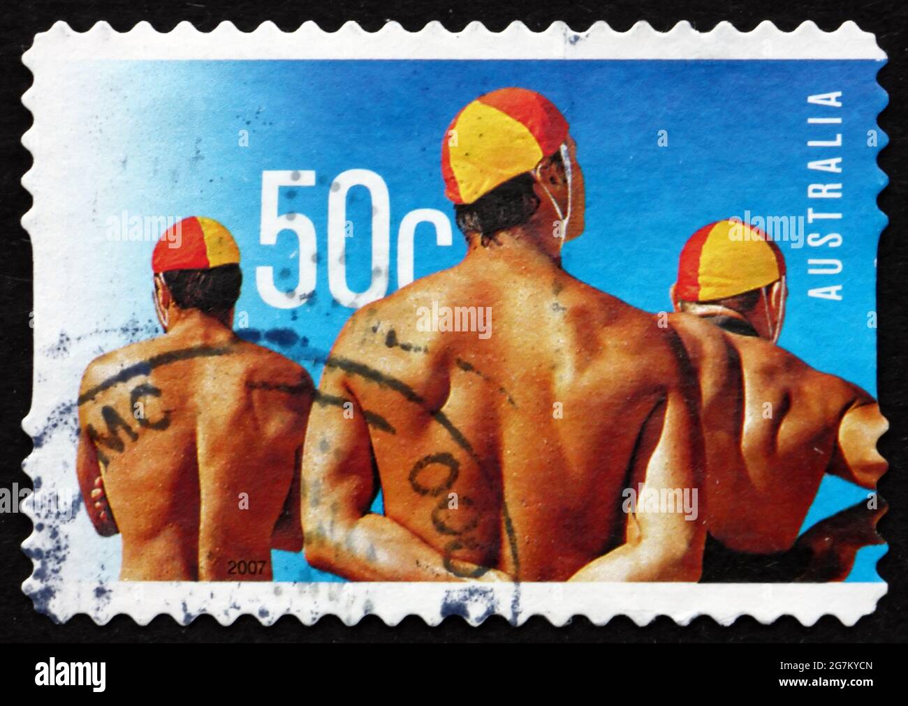 AUSTRALIEN - UM 2007: Eine in Australien gedruckte Marke zeigt männliche Rettungsschwimmer, Surf Life Saving Australia, Centenary, um 2007 Stockfoto