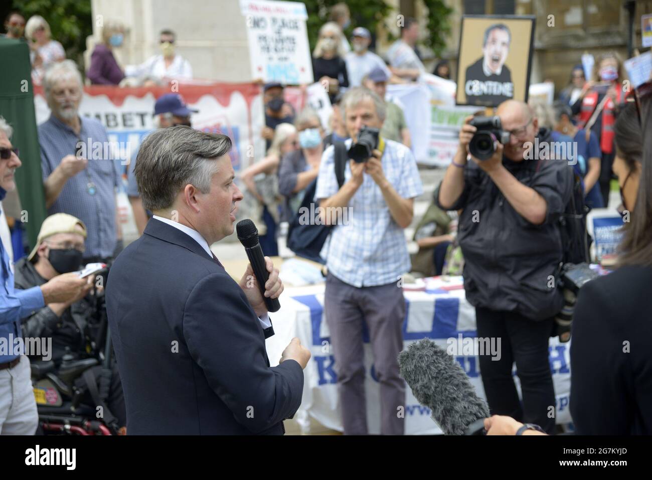 Jon Ashworth MP (Labor - Leicester South) Schattenminister für Gesundheit, bei einem Protest gegenüber dem Parlament gegen das NHS-Gesetz, das den Weg öffnet Stockfoto