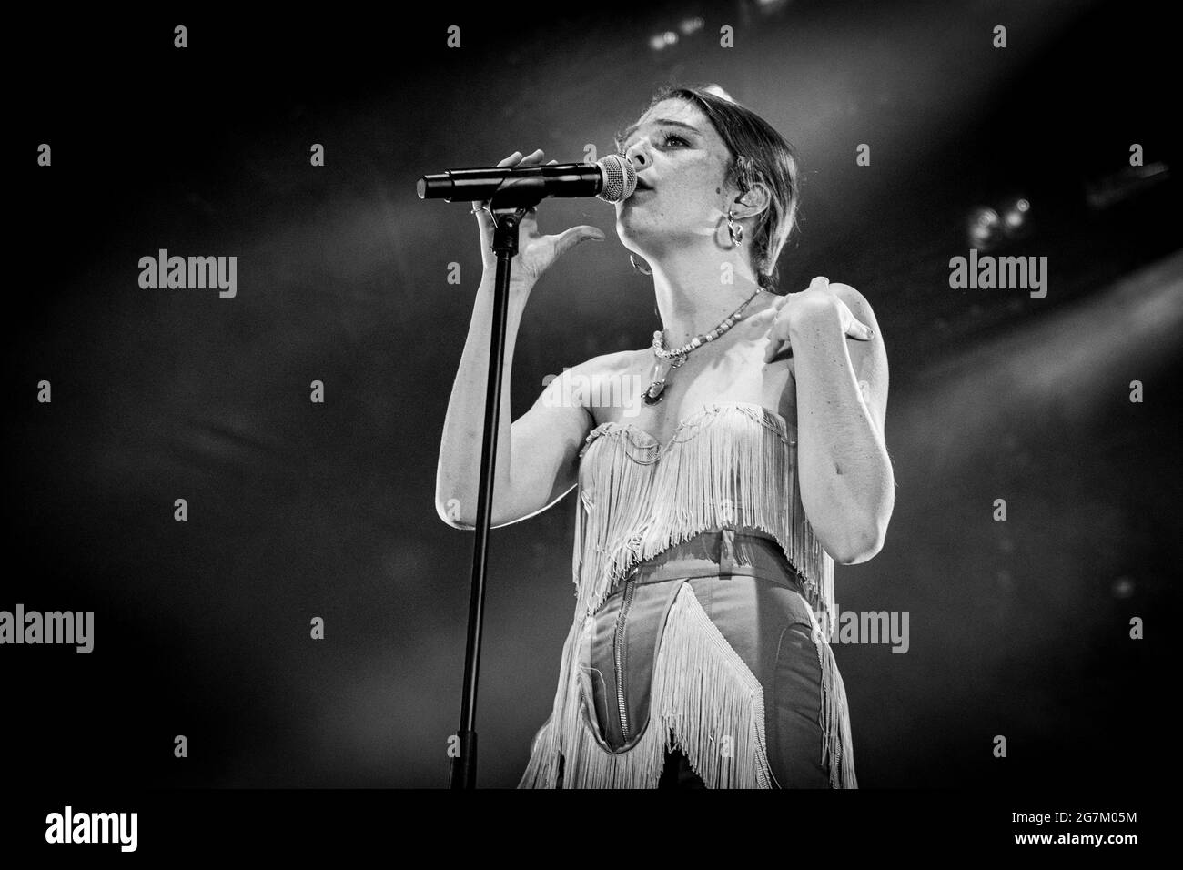 Roskilde, Dänemark. Juli 2019. Die amerikanische Sängerin, Songwriterin und Musikerin Maggie Rogers gibt während des dänischen Musikfestivals Roskilde Festival 2019 ein Live-Konzert. (Foto: Gonzales Photo - Thomas Rungstrom). Stockfoto