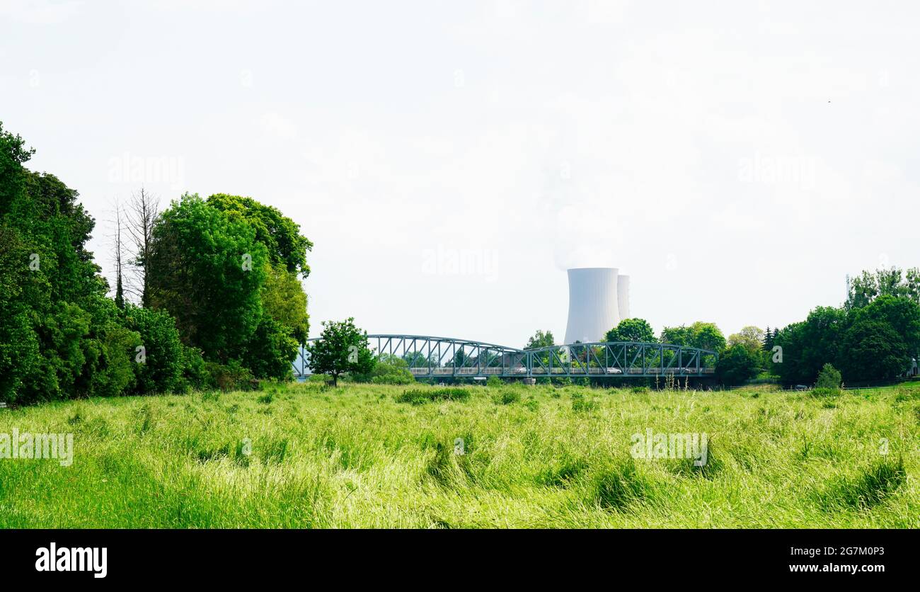 Kernkraftwerk in Grohnde mit Kühltürmen und umgebender Landschaft. Stockfoto