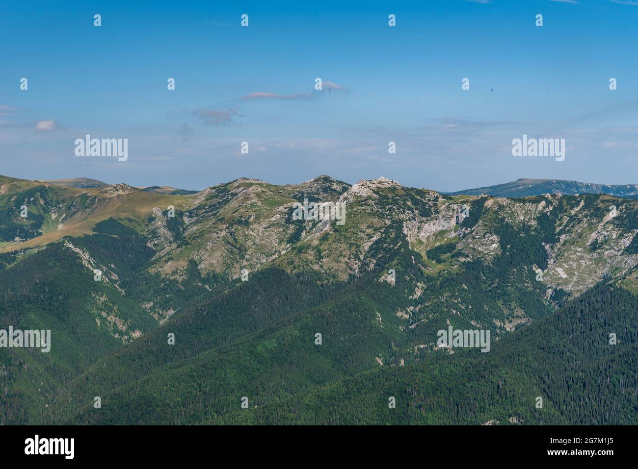 Retezatul Mic mit felsigem Piatra Iorgovanului Hügel vom Coada Oslei Gipfel im Valcan Gebirge in Rumänien Stockfoto