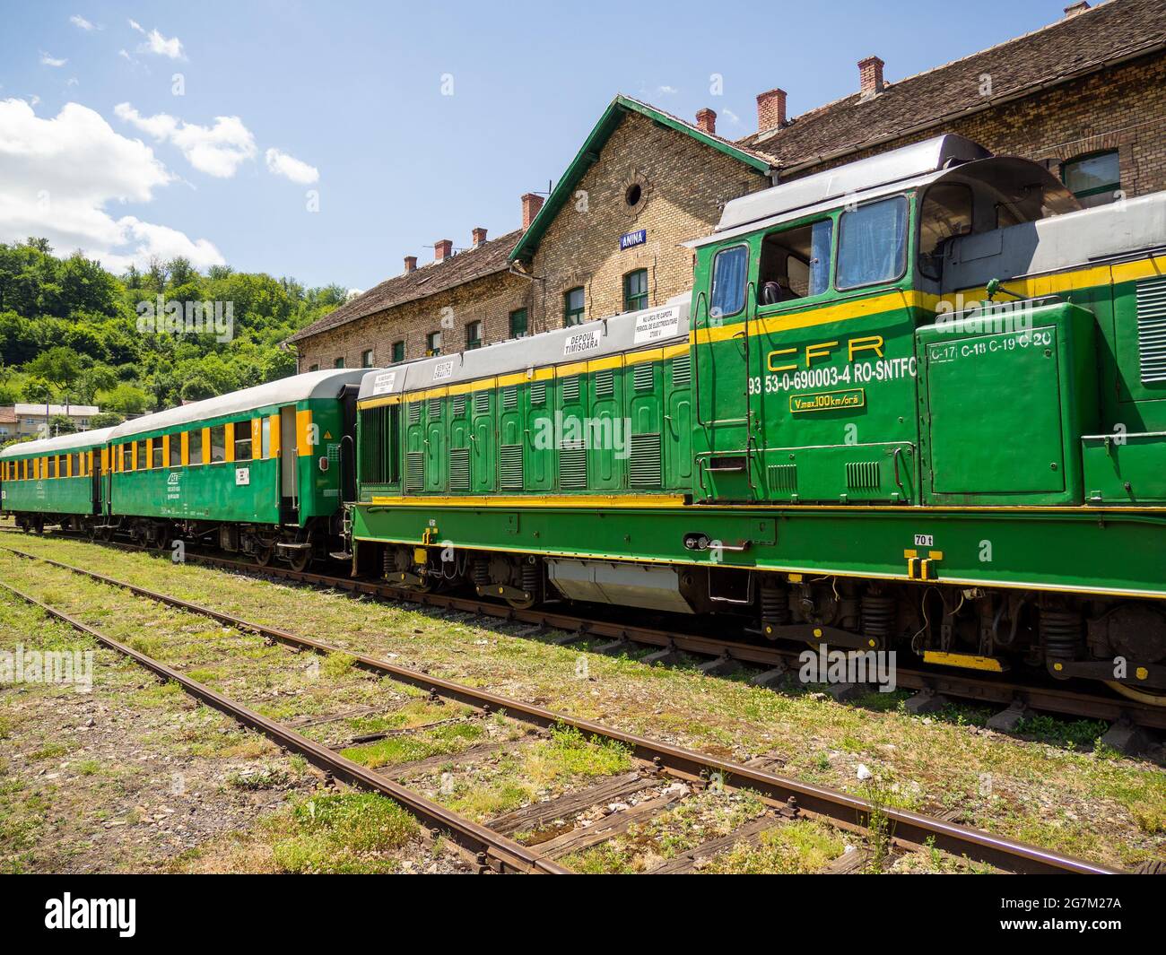 Zug auf rumänischer Sattelbahn, stationiert am bahnhof anina Stockfoto