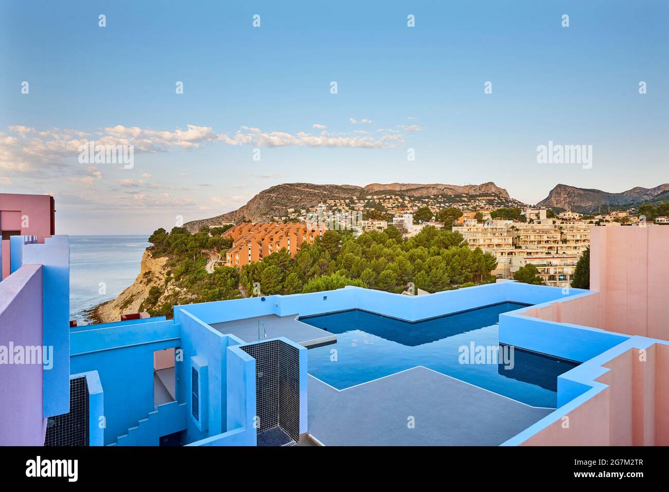 Geometrisch farbiger Gebäudeentwurf. Swimmingpool. Rote Wand. Calpe, Spanien Stockfoto