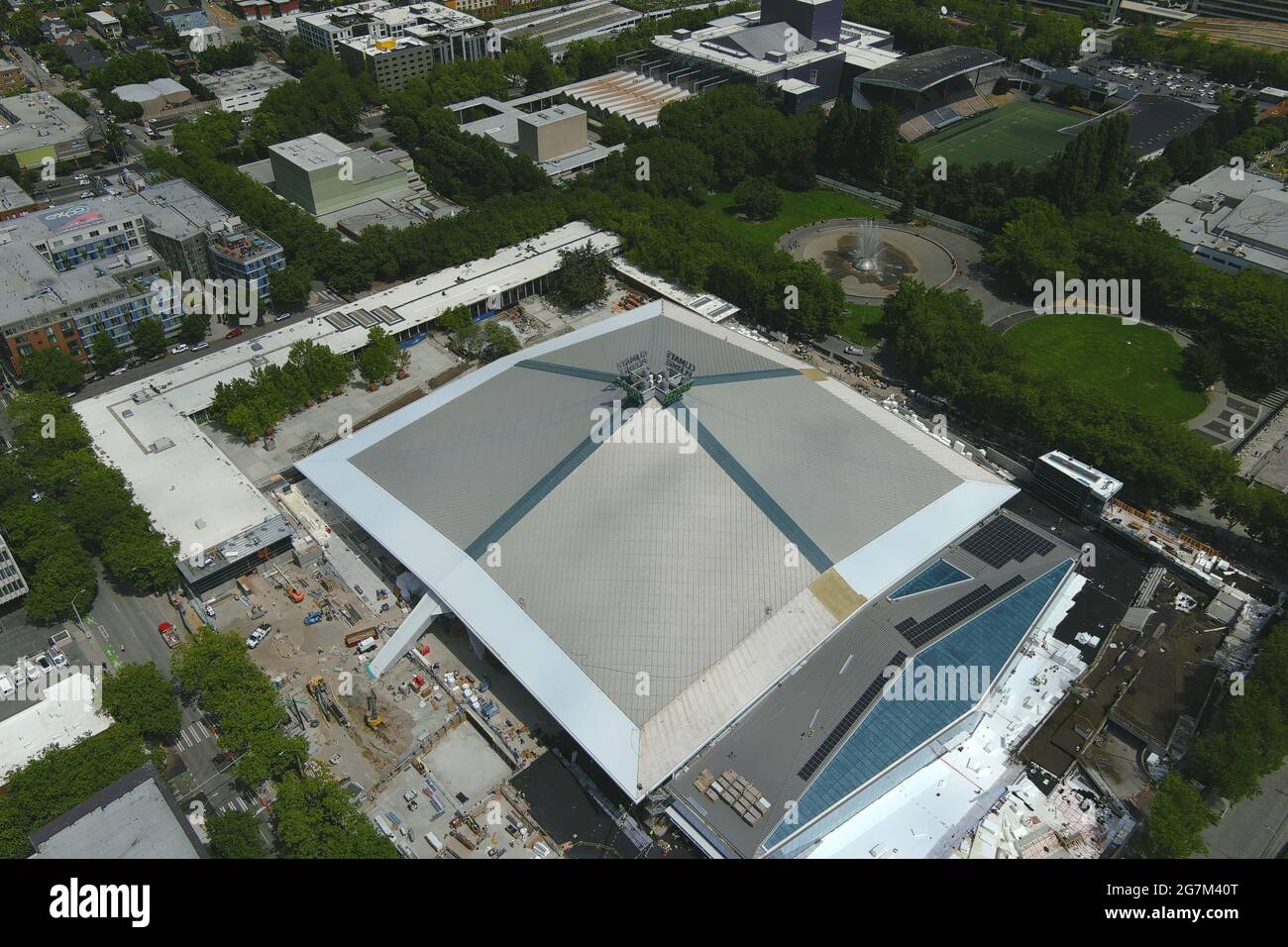 Eine Luftaufnahme der Climate Pledge Arena Renovierung, Mittwoch, 14. Juli 2021, in Seattle. Der Veranstaltungsort wird das Zuhause des NHL Expansion Team Seat sein Stockfoto