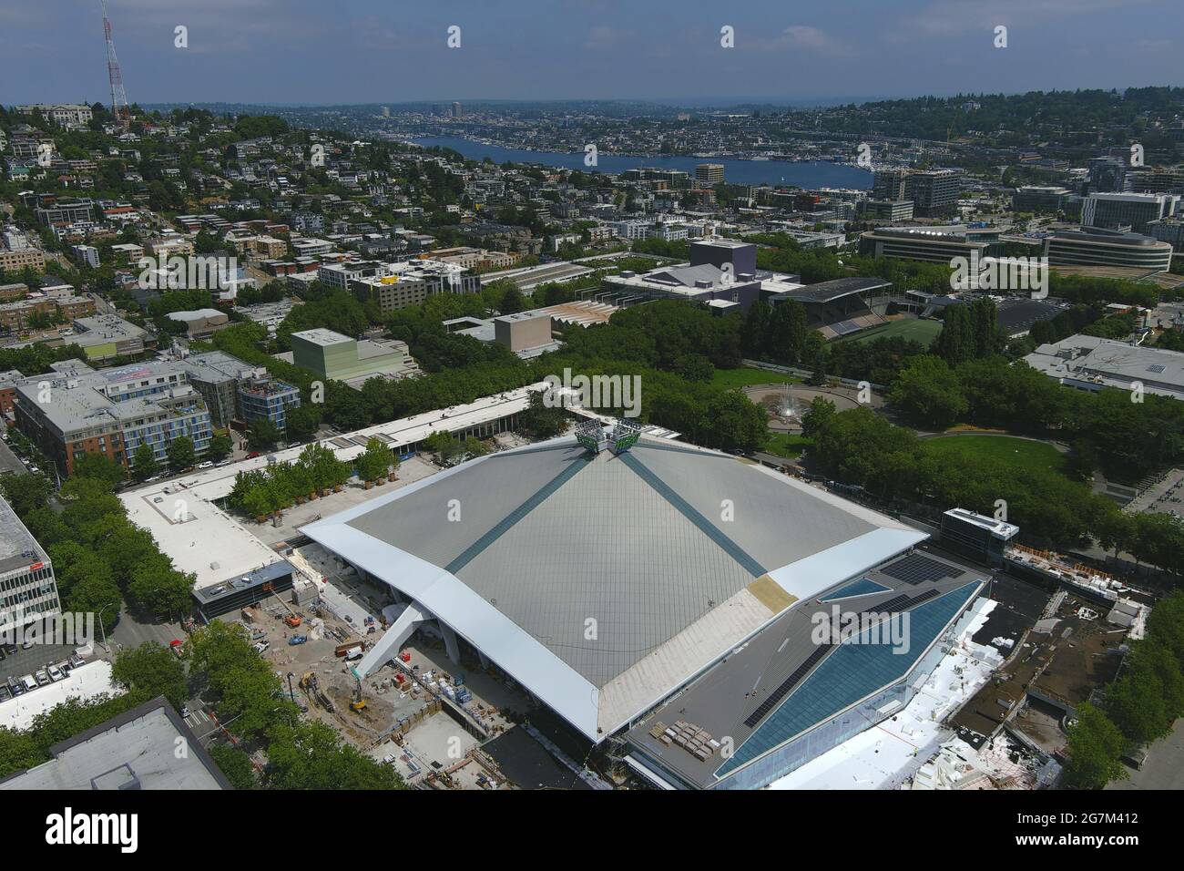 Eine Luftaufnahme der Climate Pledge Arena Renovierung, Mittwoch, 14. Juli 2021, in Seattle. Der Veranstaltungsort wird das Zuhause des NHL Expansion Team Seat sein Stockfoto