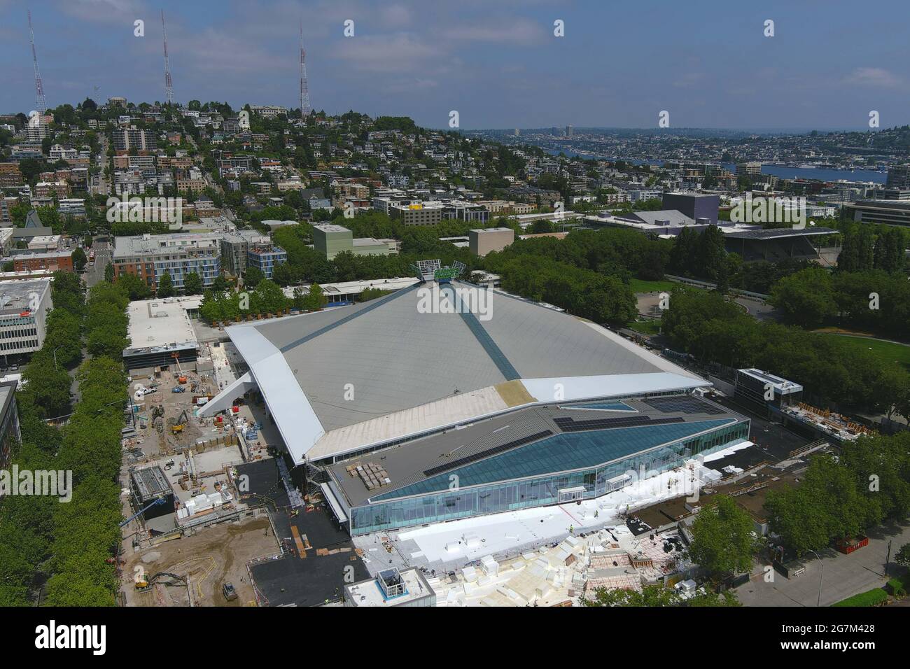 Eine Luftaufnahme der Climate Pledge Arena Renovierung, Mittwoch, 14. Juli 2021, in Seattle. Der Veranstaltungsort wird das Zuhause des NHL Expansion Team Seat sein Stockfoto