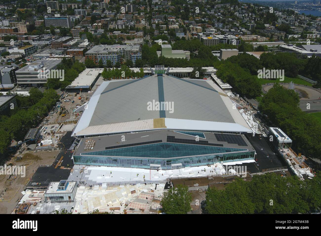 Eine Luftaufnahme der Climate Pledge Arena Renovierung, Mittwoch, 14. Juli 2021, in Seattle. Der Veranstaltungsort wird das Zuhause des NHL Expansion Team Seat sein Stockfoto