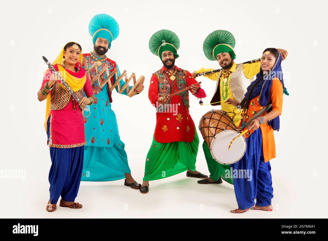 Eine Gruppe von Punjabi-Volkstänzern in Kostümen mit Dhol, Khunda, Alghoza, SAAP und Chimta. Stockfoto