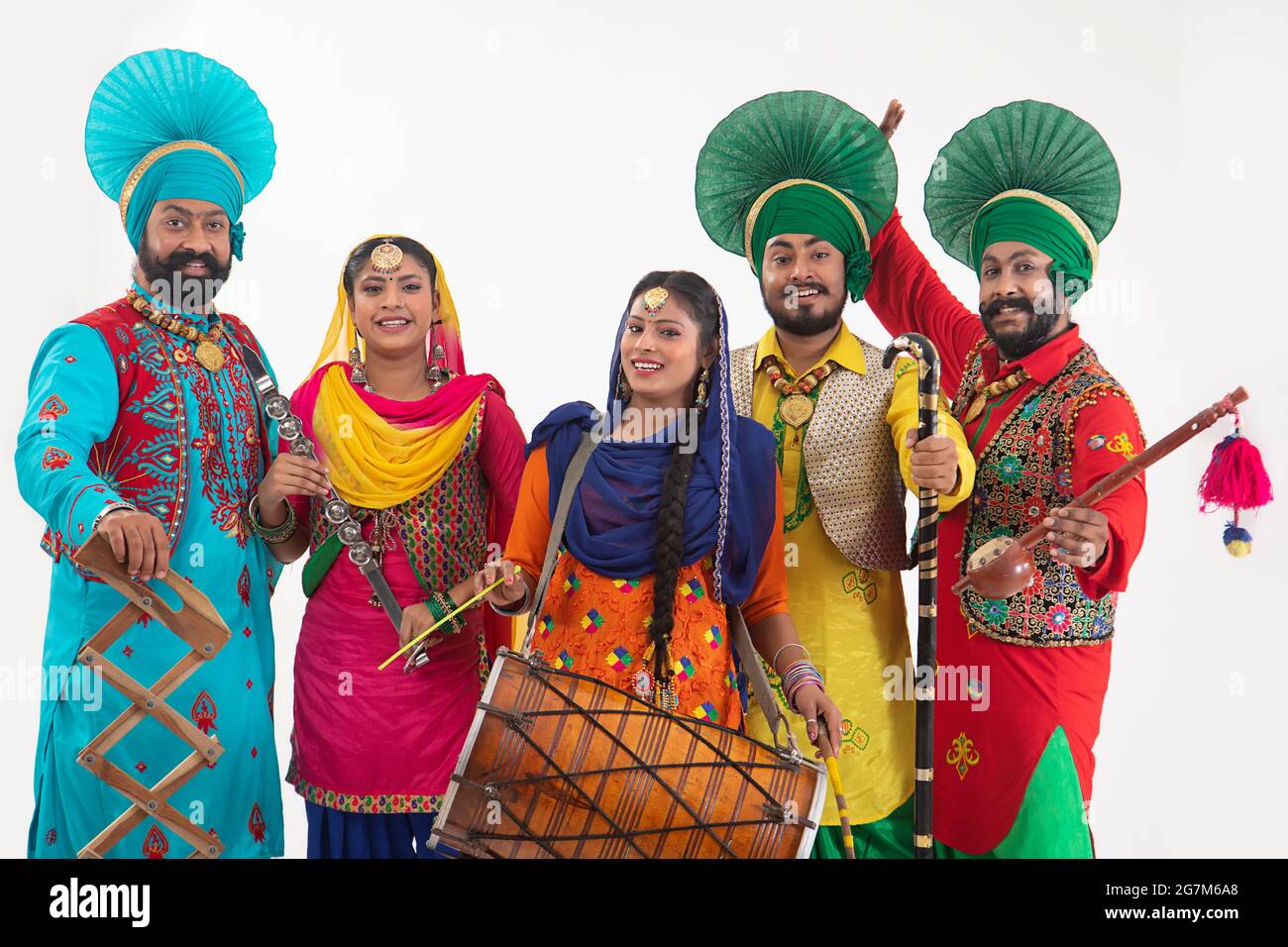 Eine Gruppe von Punjabi-Volkstänzern in Kostümen mit Dhol, Khunda, Alghoza, SAAP und Chimta. Stockfoto