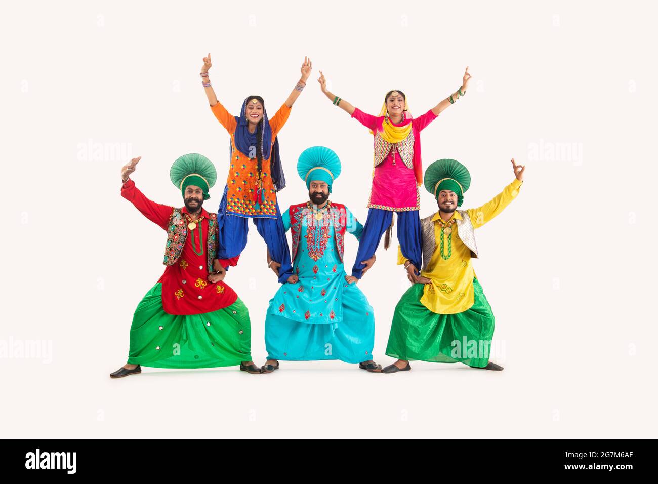 Eine Truppe von Punjabi-Volkstänzern, die eine Pyramide bilden. Stockfoto