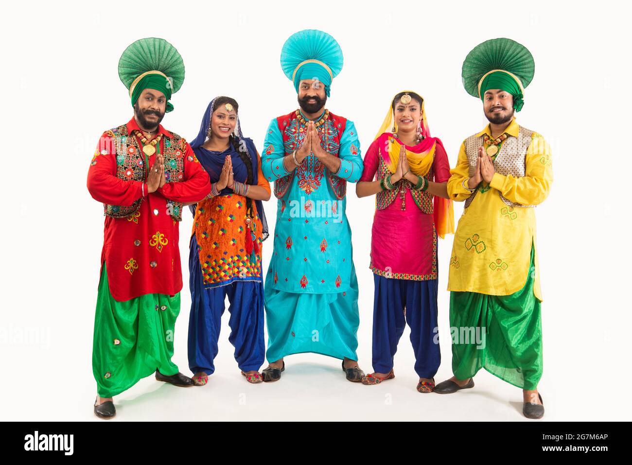Eine Gruppe von Punjabi Folk-Tänzern begrüßt Namastey. Stockfoto