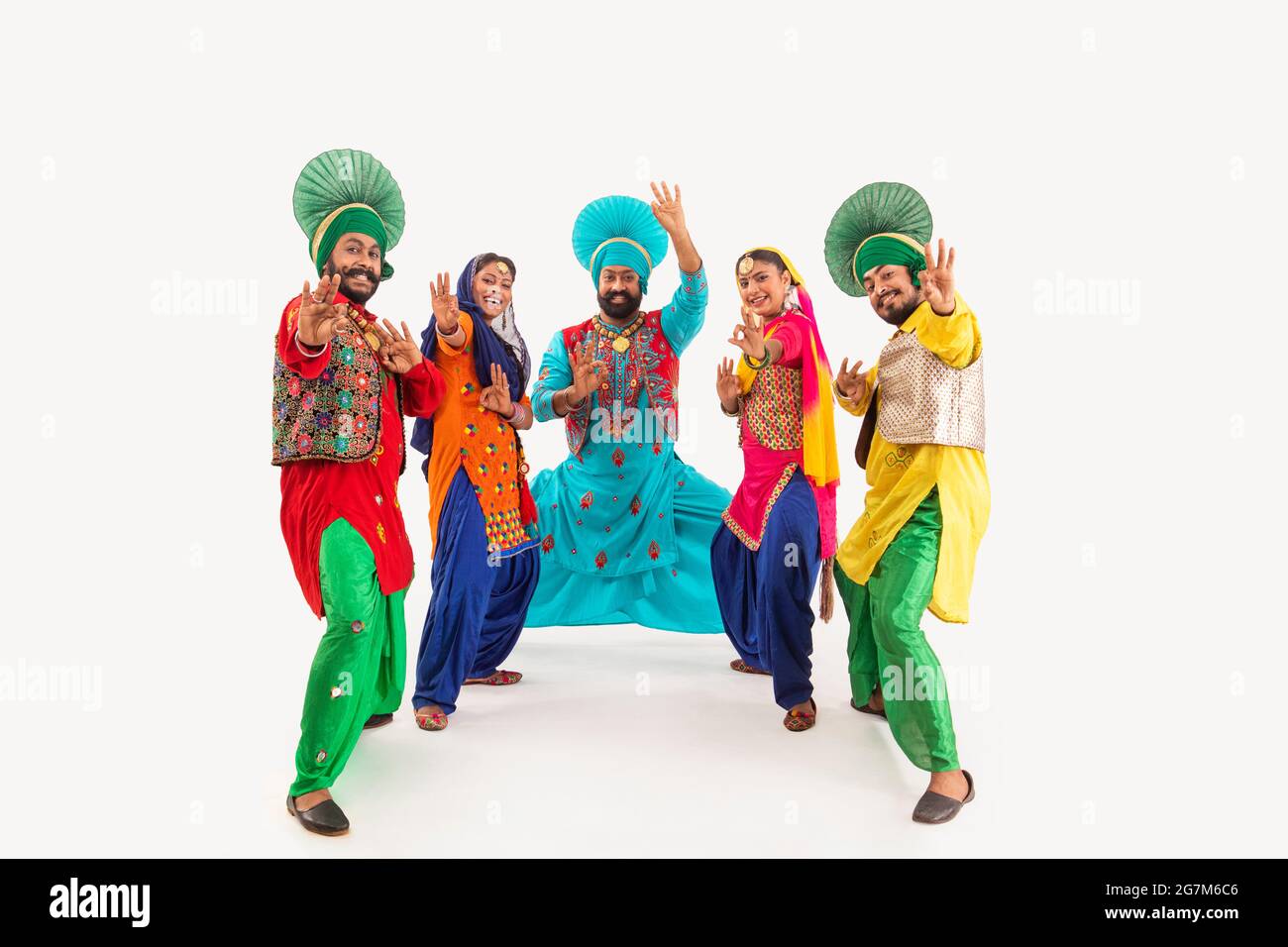 Eine Gruppe von Punjabi-Volkstänzern, die einen Tanzschritt mit Handgesten vorführen. Stockfoto