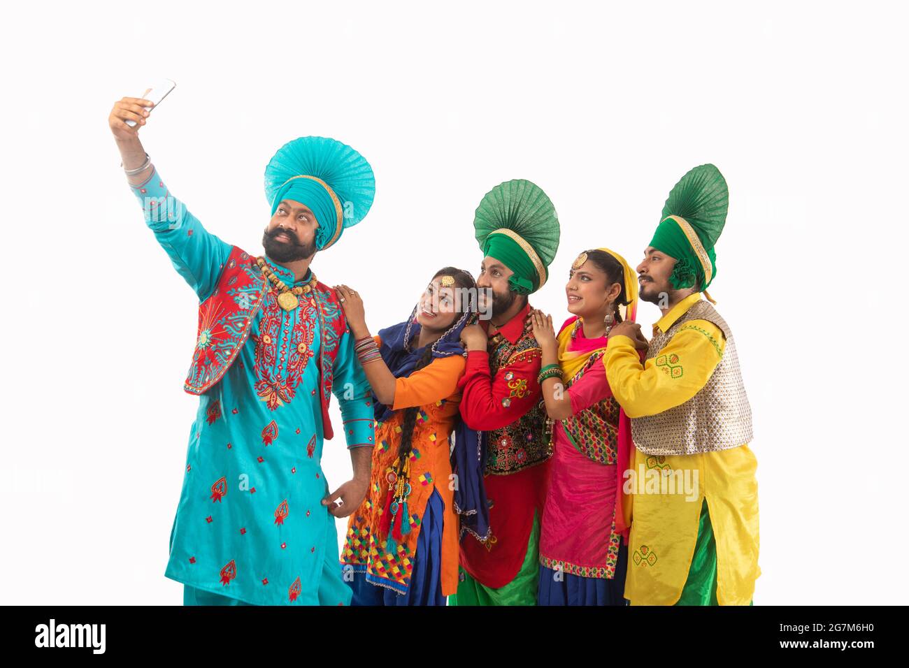 Eine Gruppe von Punjabi Folk-Tänzern, die ein Selfie zusammen anklicken. Stockfoto
