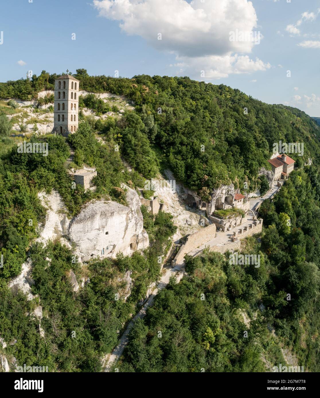 Luftaufnahme des christlich-orthodoxen Klosters von Lyadova im Dorf Lyadova, Region Vinnytsa, Ukraine, 2021. Reiseziele in Ukraine auf Podillya. Stockfoto