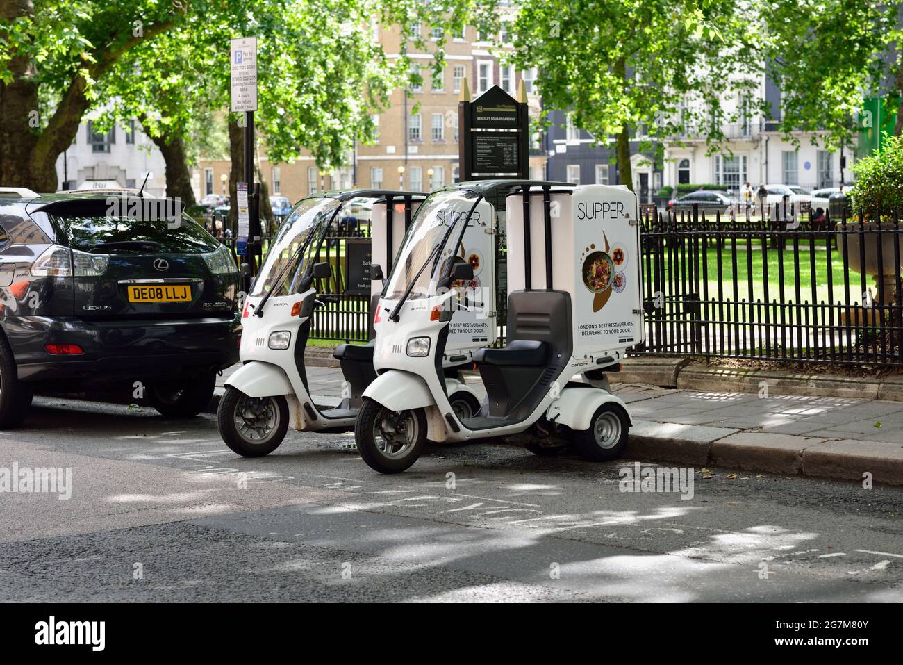 White Supper Take Away Food Delivery Scooter, Berkeley Square, Mayfair, West End, London, Vereinigtes Königreich Stockfoto