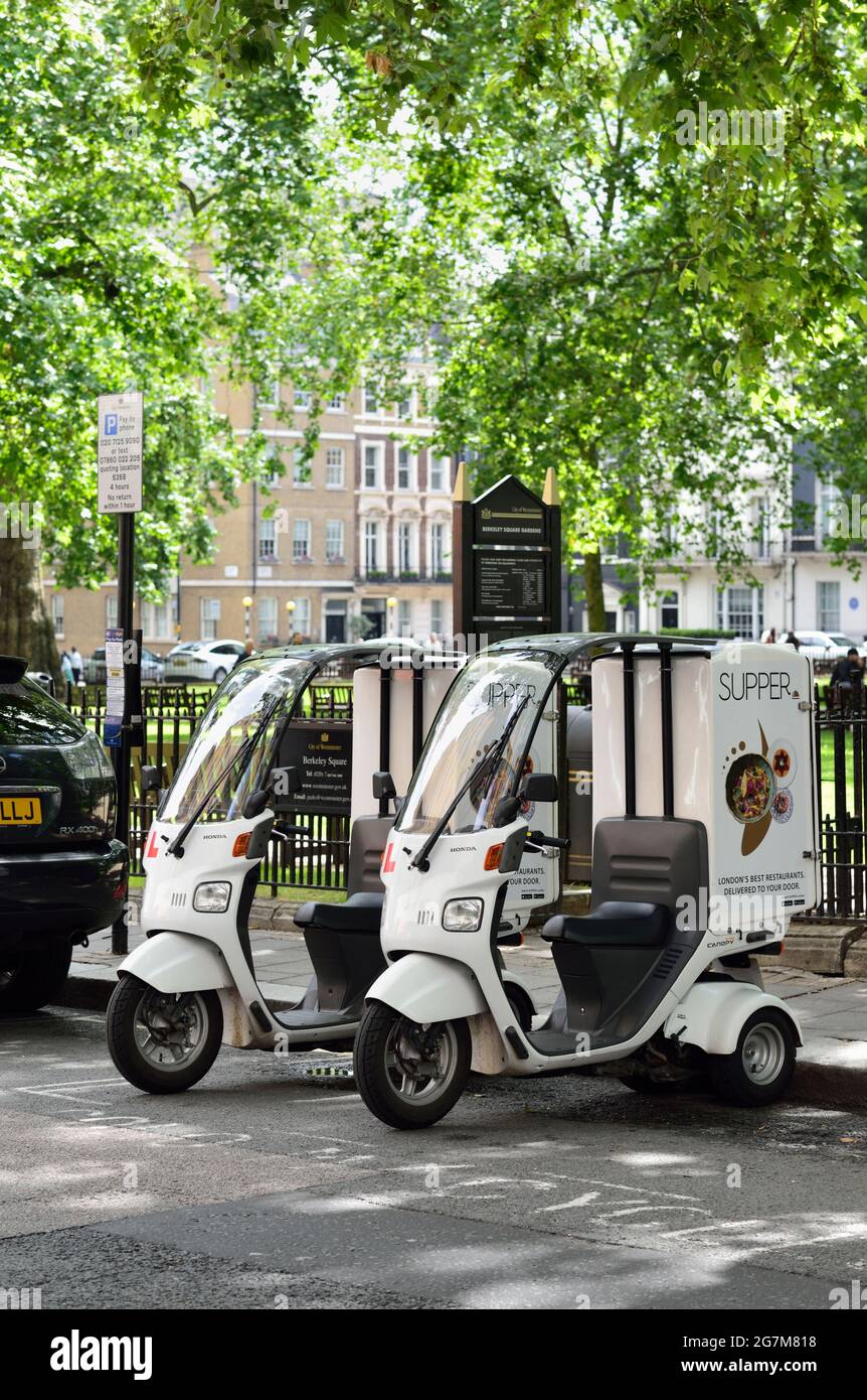 White Supper Take Away Food Delivery Scooter, Berkeley Square, Mayfair, West End, London, Vereinigtes Königreich Stockfoto