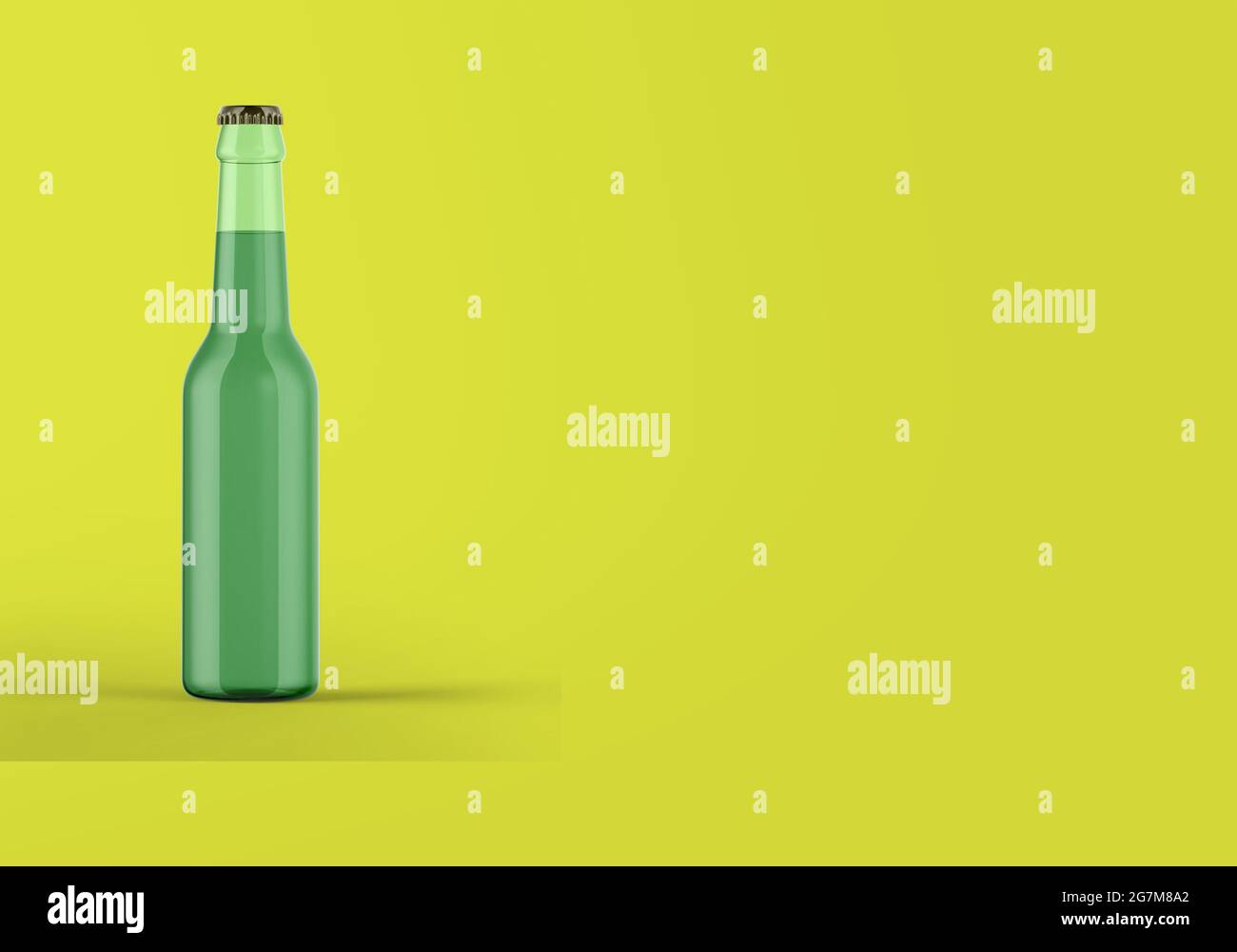 Bierglasflaschen werden isoliert getrunken Stockfoto