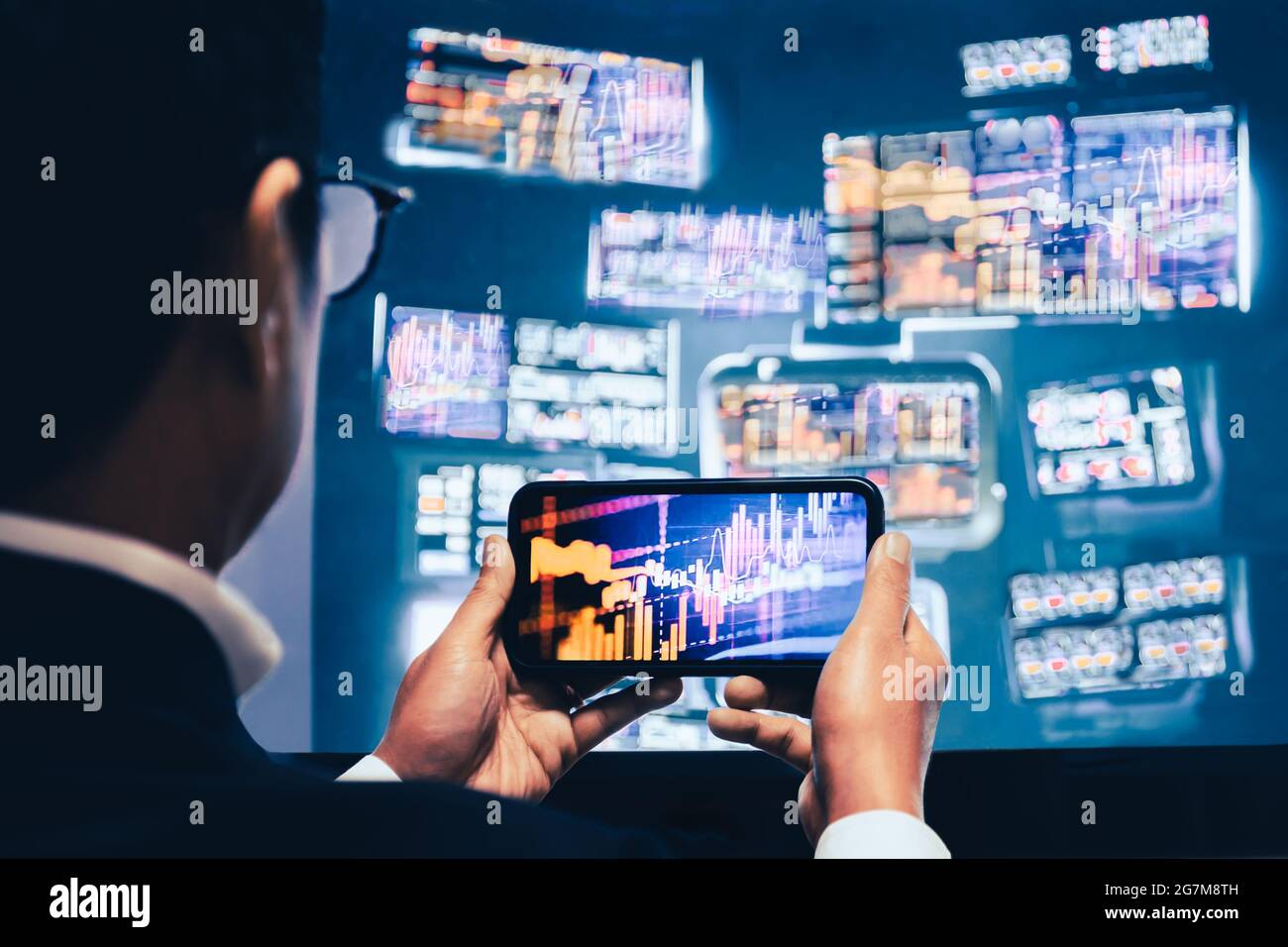 Business man mit Handy-App-Analyse für den Handel mit Finanzmarktgraphen. Stockfoto