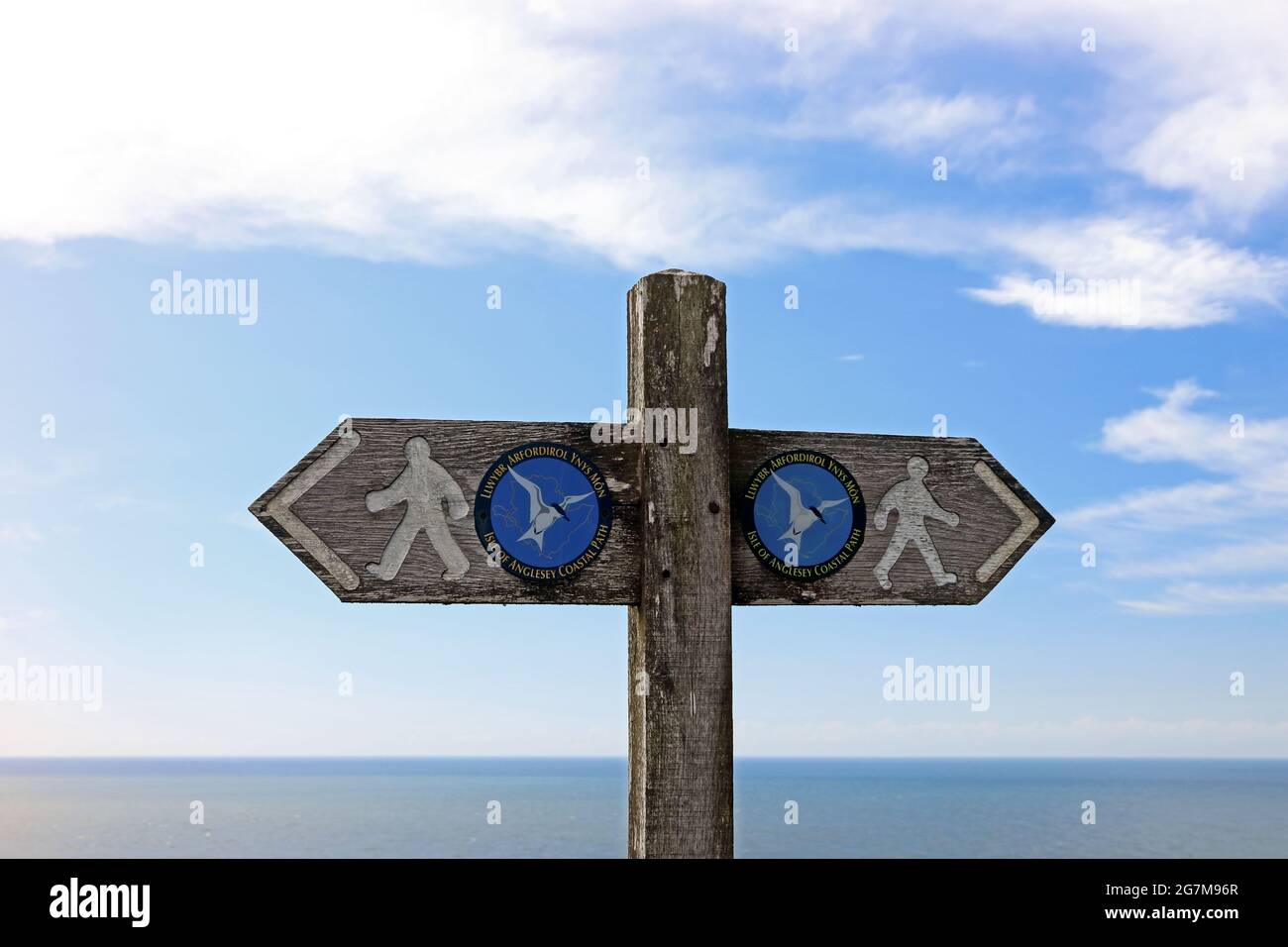 Holzschild am Anglesey Coastal Path Stockfoto