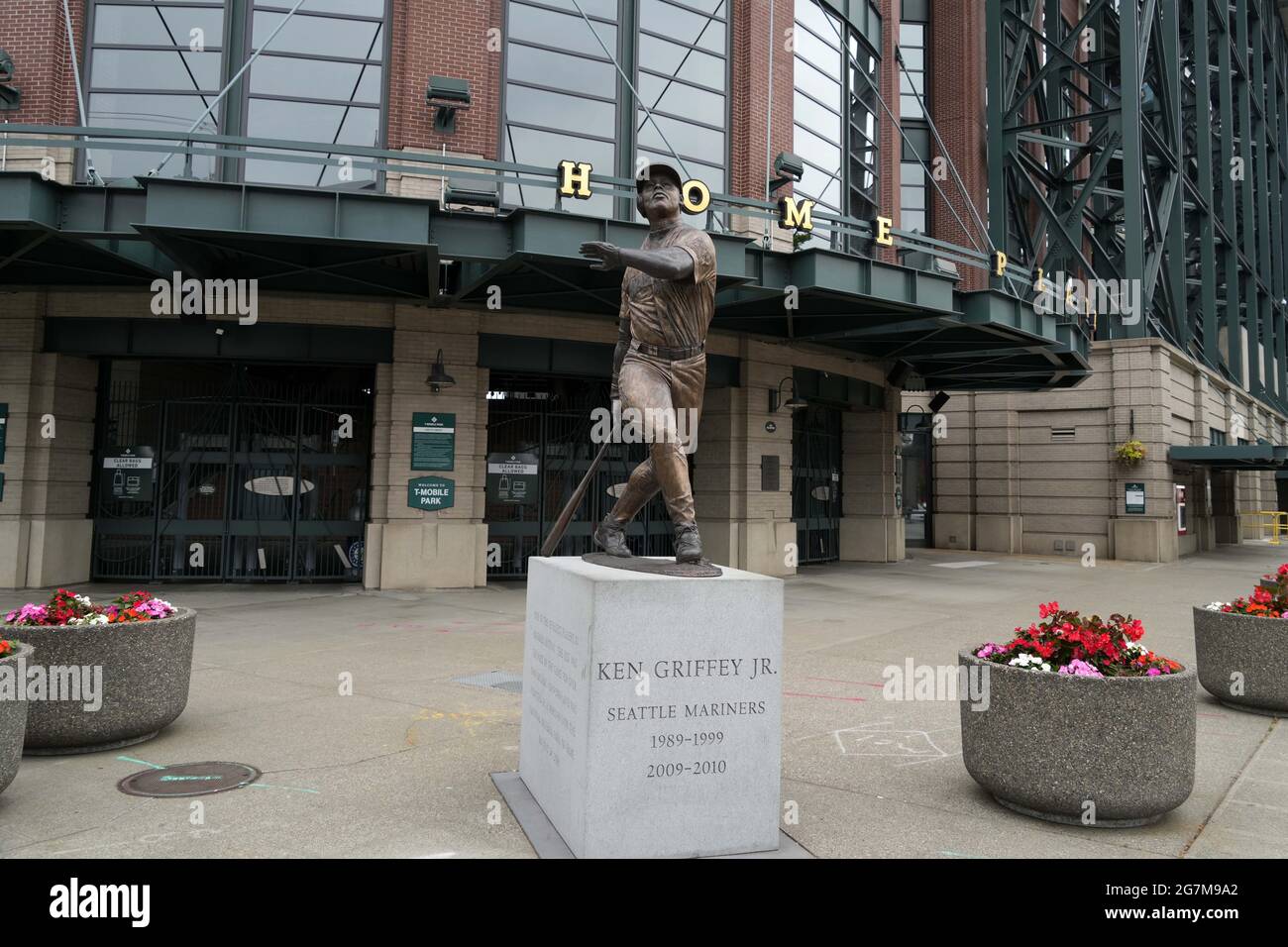 Eine Statue von Ken Griffey Jr. am Eingang des T-Mobile Park, Mittwoch, 14. Juli 2021, in Seattle, Das Stadion ist die Heimat der Seattle Stockfoto