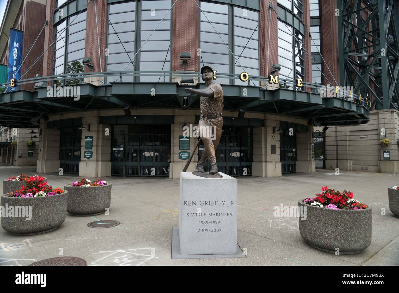 Eine Statue von Ken Griffey Jr. am Eingang des T-Mobile Park, Mittwoch, 14. Juli 2021, in Seattle, Das Stadion ist die Heimat der Seattle Stockfoto