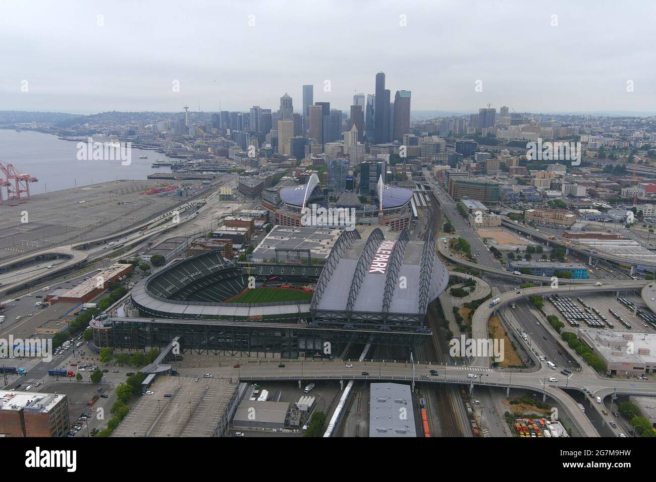 Eine Luftaufnahme von T-Mobile Park (Vordergrund) und Lumen Field, Mittwoch, 14. Juli 2021, in Seattle, Der T-Mobile Park ist die Heimat der Seattle Mariners Stockfoto