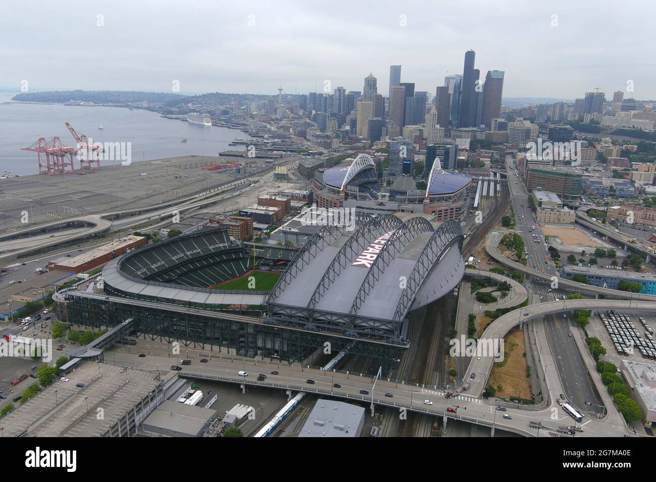 Eine Luftaufnahme von T-Mobile Park (Vordergrund) und Lumen Field, Mittwoch, 14. Juli 2021, in Seattle, Der T-Mobile Park ist die Heimat der Seattle Mariners Stockfoto