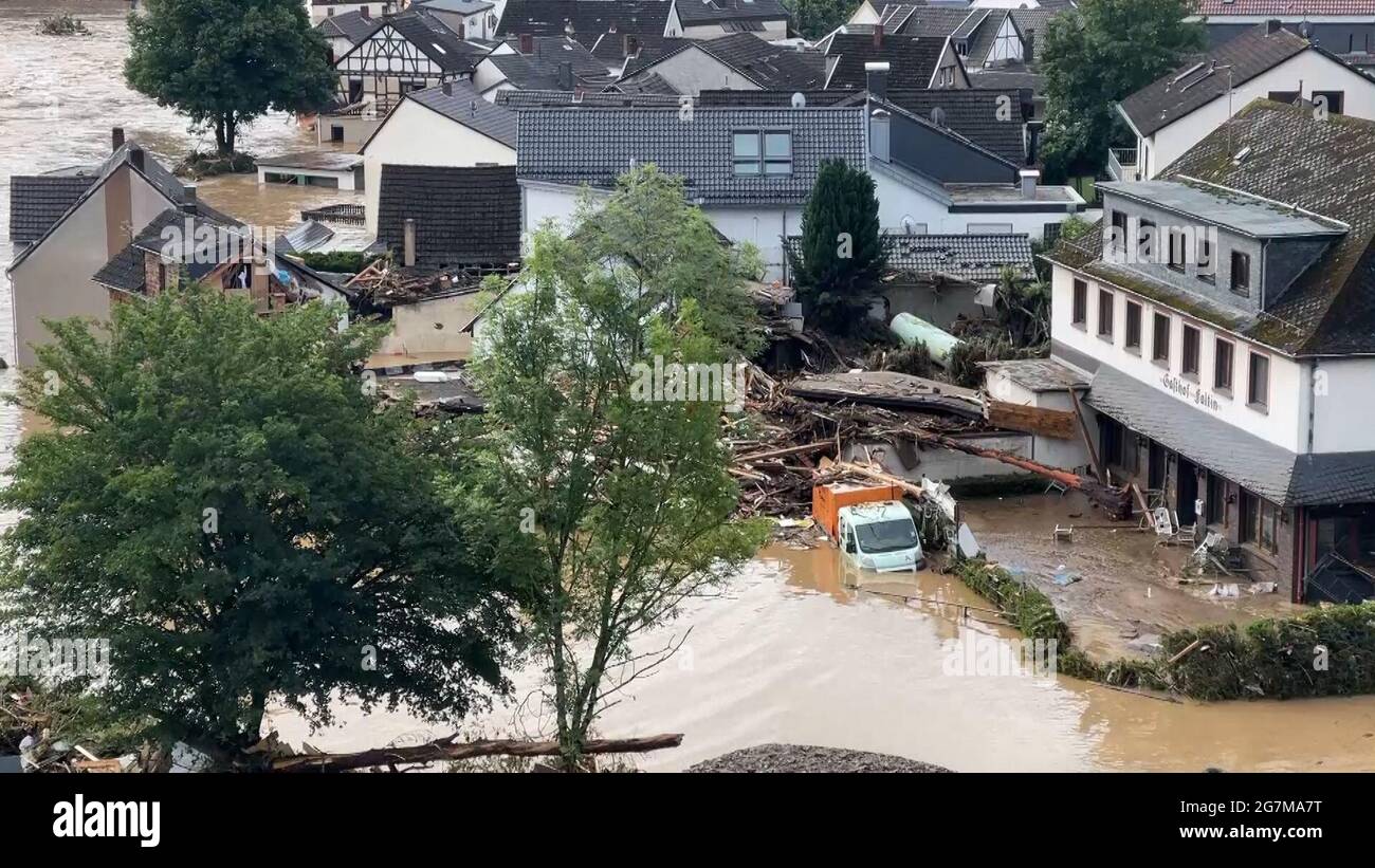 Altenahr, Deutschland. Juli 2021. Das Luftbild zeigt den von der Ahrflut überfluteten Landkreis Altenburg (aufgenommen mit einer Drohne). Kredit: -/TV7/dpa/Alamy Live Nachrichten Stockfoto