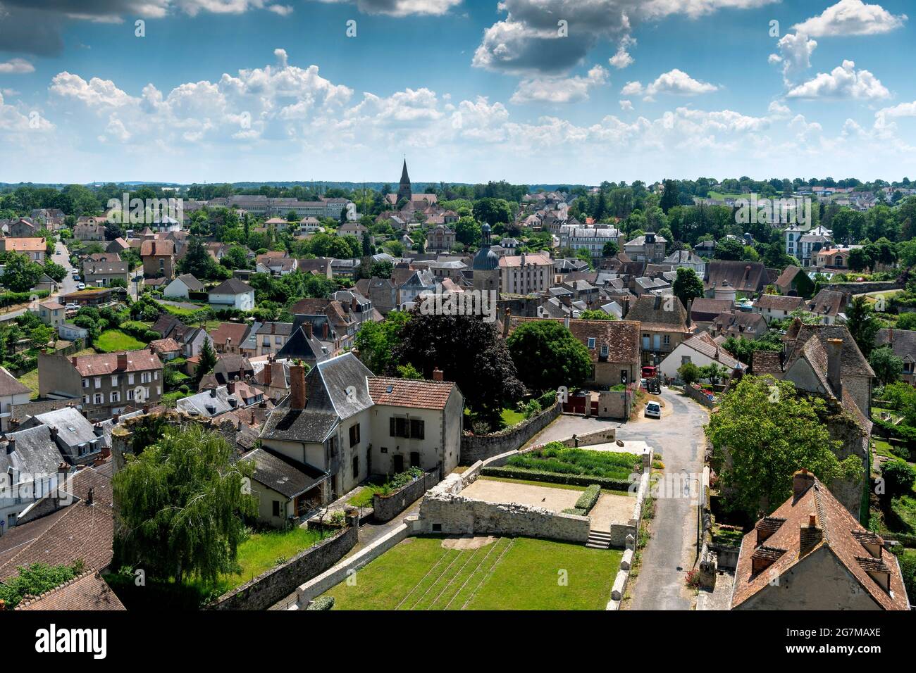 Bourbon l'Archambault beschriftet kleine Stadt des Charakters, Blick auf die Stadt von der Burgmauer, Departement Allier, Auvergne-Rhone-Alpes, Frankreich Stockfoto