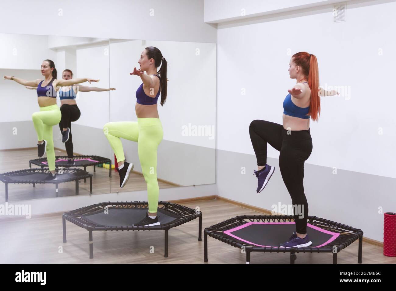 Zwei Sportgirls springen auf einem Sporttrampolin Stockfoto