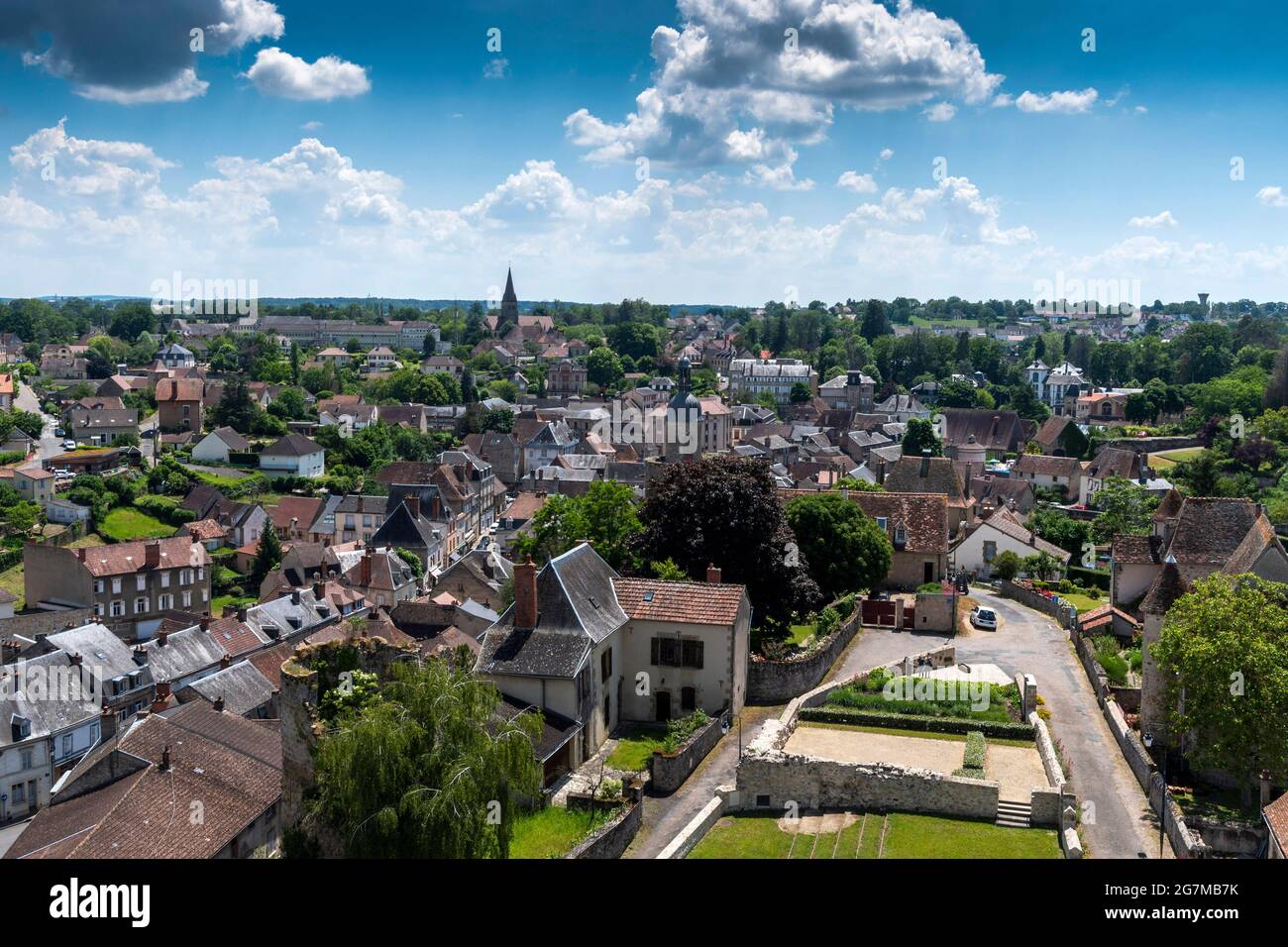 Bourbon l'Archambault beschriftet kleine Stadt des Charakters, Blick auf die Stadt von der Burgmauer, Departement Allier, Auvergne-Rhone-Alpes, Frankreich Stockfoto