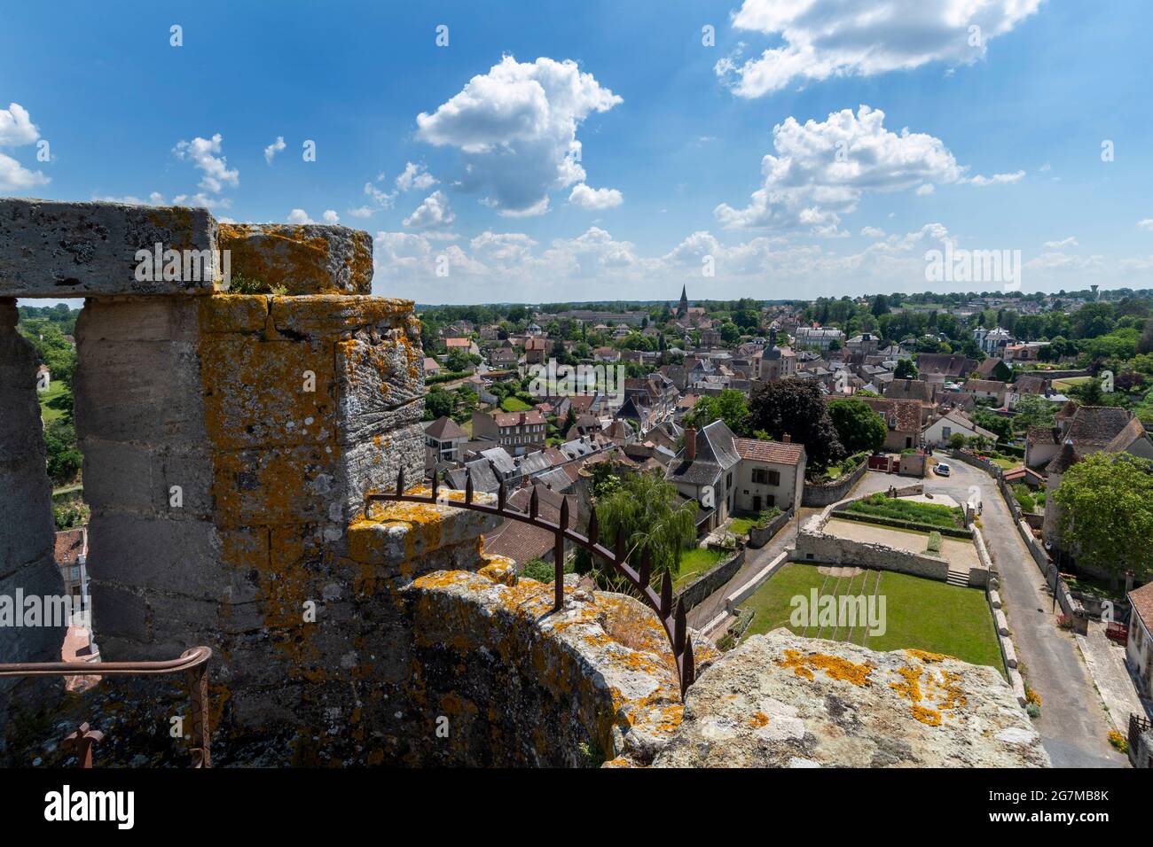 Bourbon l'Archambault beschriftet kleine Stadt des Charakters, Blick auf die Stadt von der Burgmauer, Departement Allier, Auvergne-Rhone-Alpes, Frankreich Stockfoto