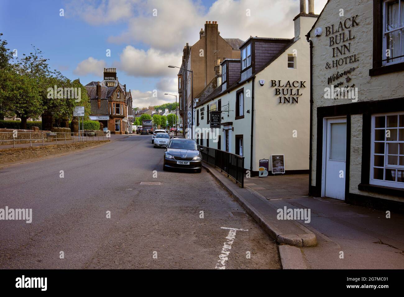 Das Black Bull Inn & Hotel am Kirchentor in Moffat. Blick in Richtung Stadtzentrum Stockfoto