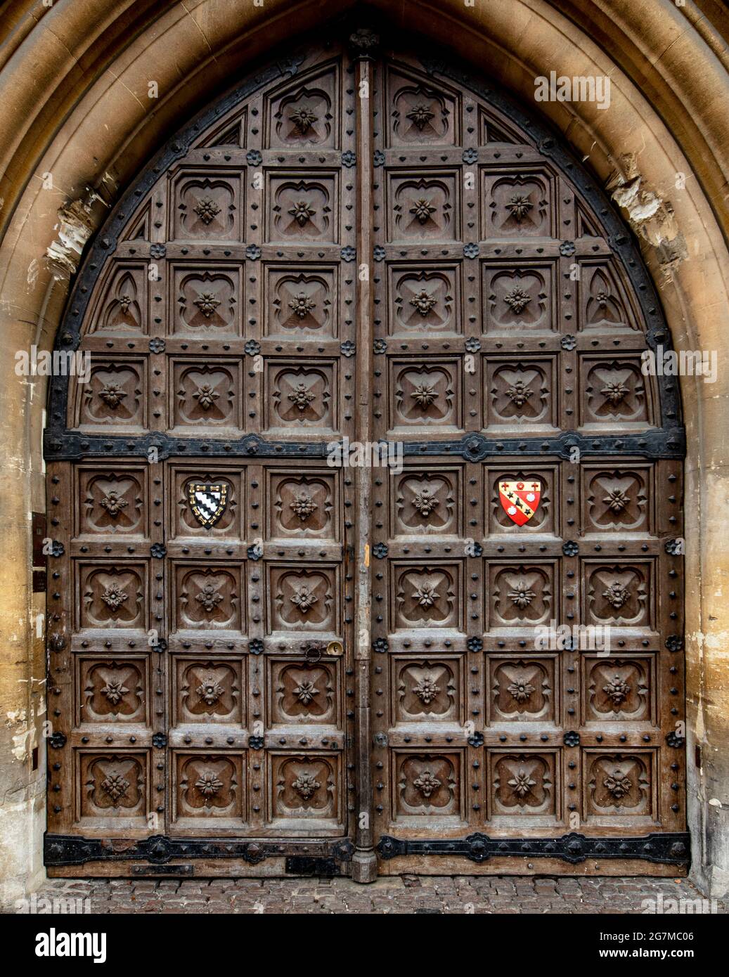 Große dekorative Holztür mit Wappen; die Seitentür des Exeter College, Oxford an der Broad St. Stockfoto