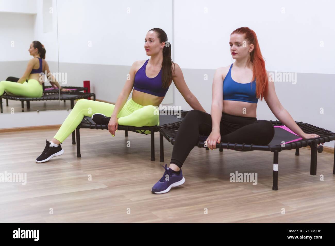 Zwei Sportgirls springen auf einem Sporttrampolin Stockfoto