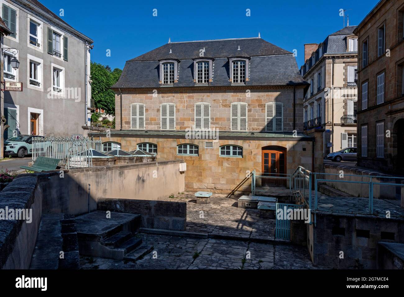 Bourbon l'Archambault beschriftet kleine Stadt des Charakters. Das logis du Roy ist das erste Thermalzentrum, Departement Allier, Auvergne Rhone Alpes, Stockfoto