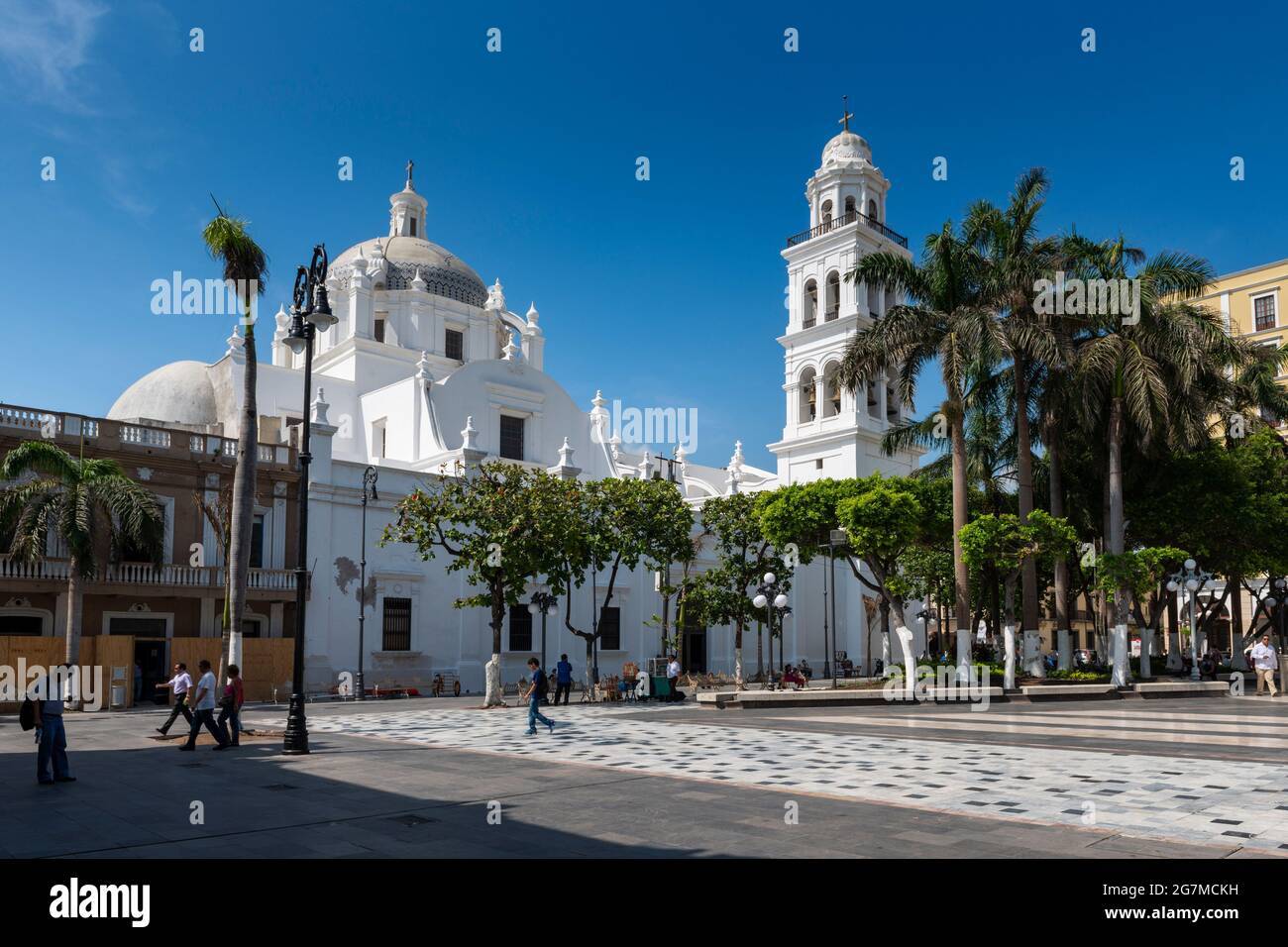 Veracruz, Mexiko - 19. Mai 2014: Blick auf den Hauptplatz (Zocolo) der Stadt Veracruz, mit der Kathedrale von Veracruz, in Mexiko. Stockfoto Veracruz, Mexiko - 19. Mai 2014: Blick auf den Hauptplatz (Zocolo) der Stadt Veracruz, mit der Kathedrale von Veracruz, in Mexiko. Stockfoto